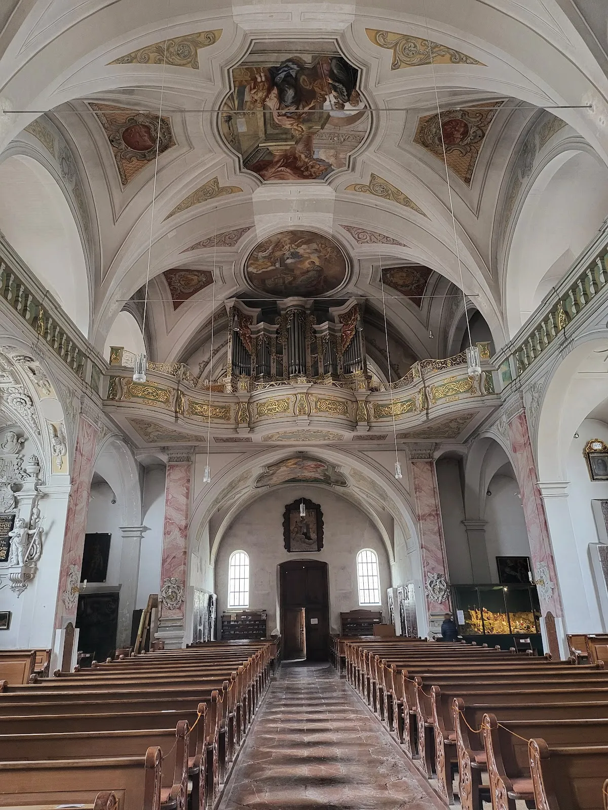 Вид на величественное здание Аббатства Гарс с его характерной архитектурой.