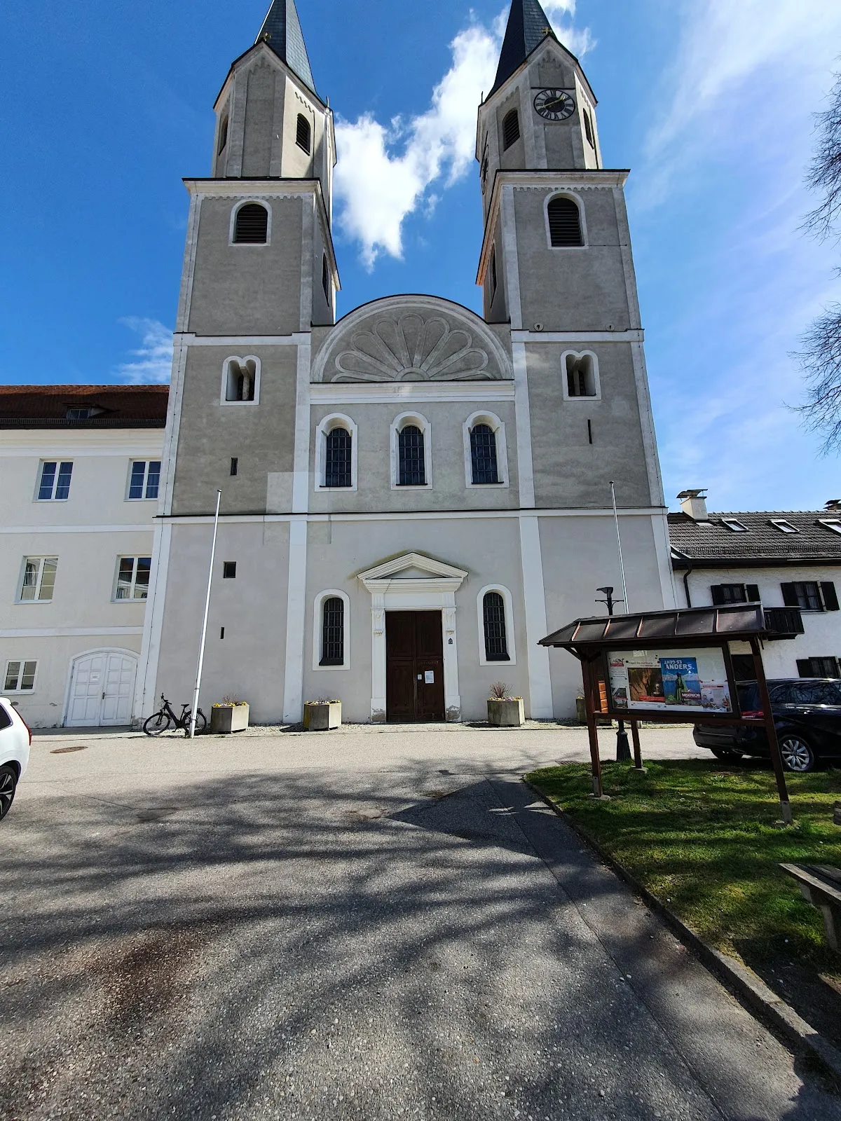 Вид на величественное здание Аббатства Гарс с его характерной архитектурой.