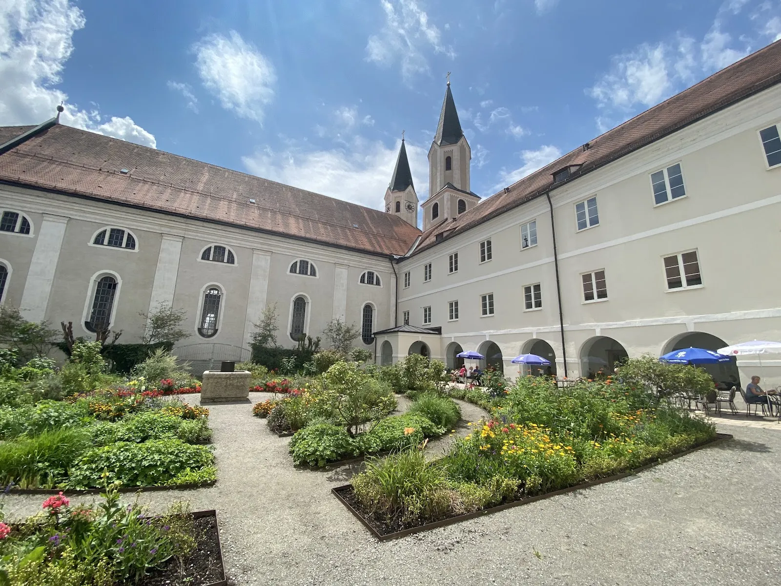 Вид на величественное здание Аббатства Гарс с его характерной архитектурой.