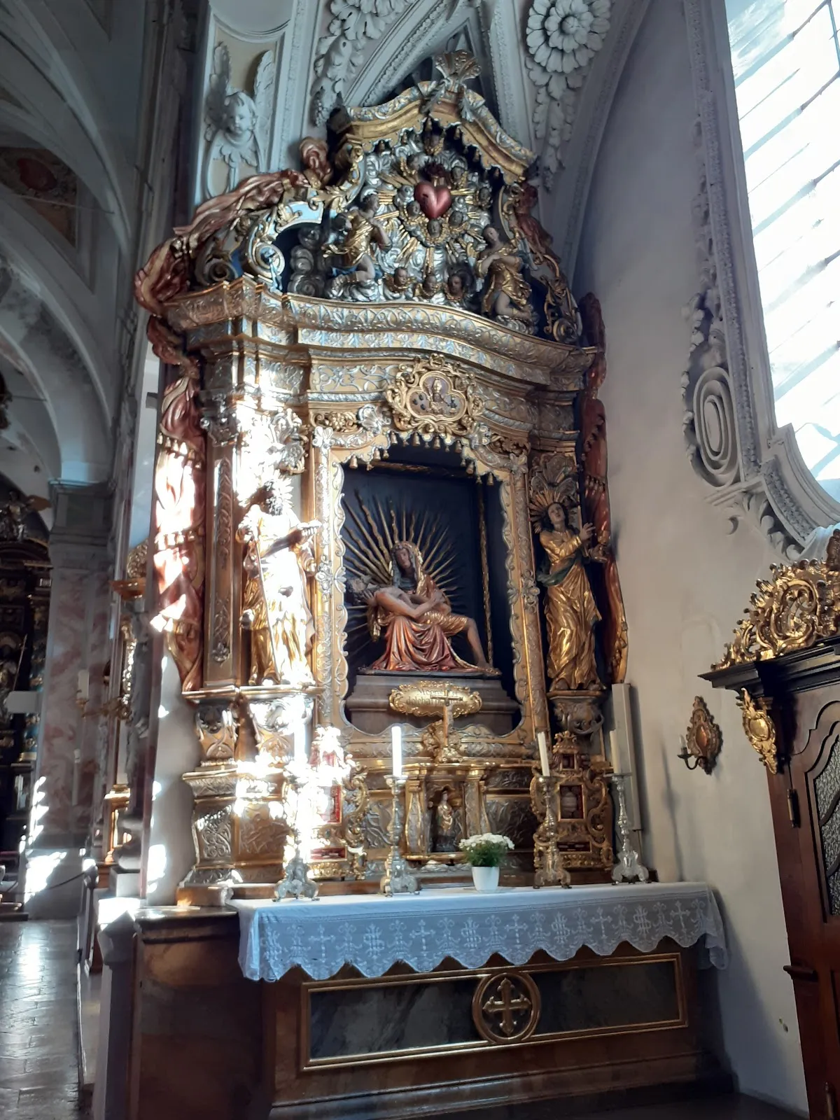 Вид на величественное здание Аббатства Гарс с его характерной архитектурой.