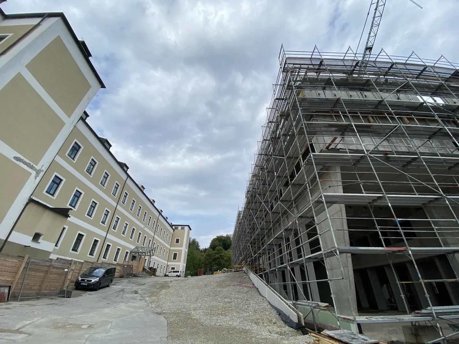 Вид на величественное здание Аббатства Гарс с его характерной архитектурой.