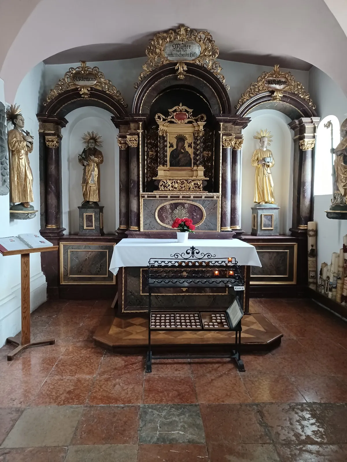 Вид на величественное здание Аббатства Гарс с его характерной архитектурой.