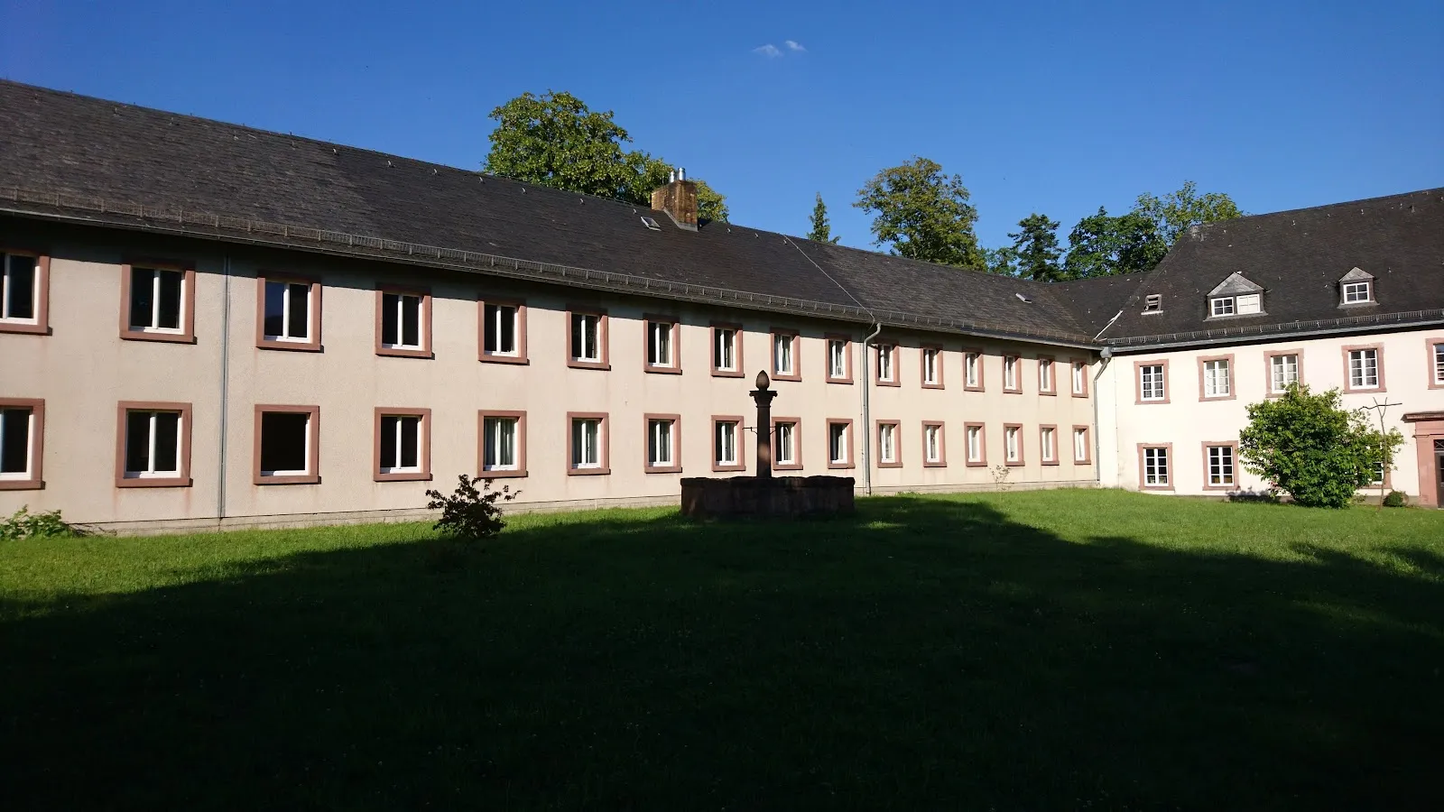 Аббатство Нойбург, историческое здание