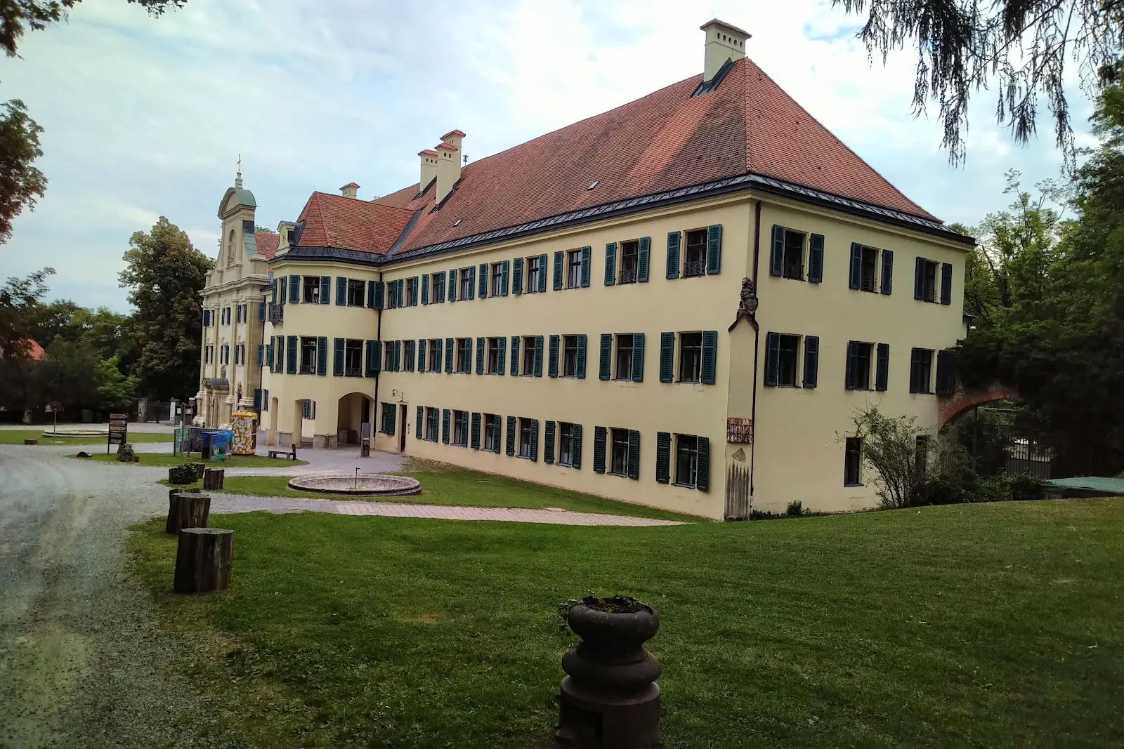 Вид на фасад аббатства Прюфенинг