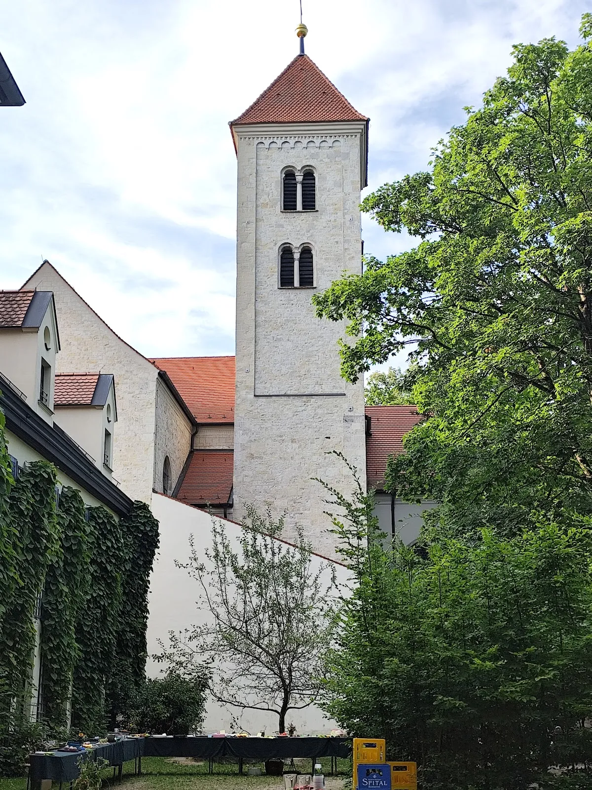 Вид на фасад аббатства Прюфенинг