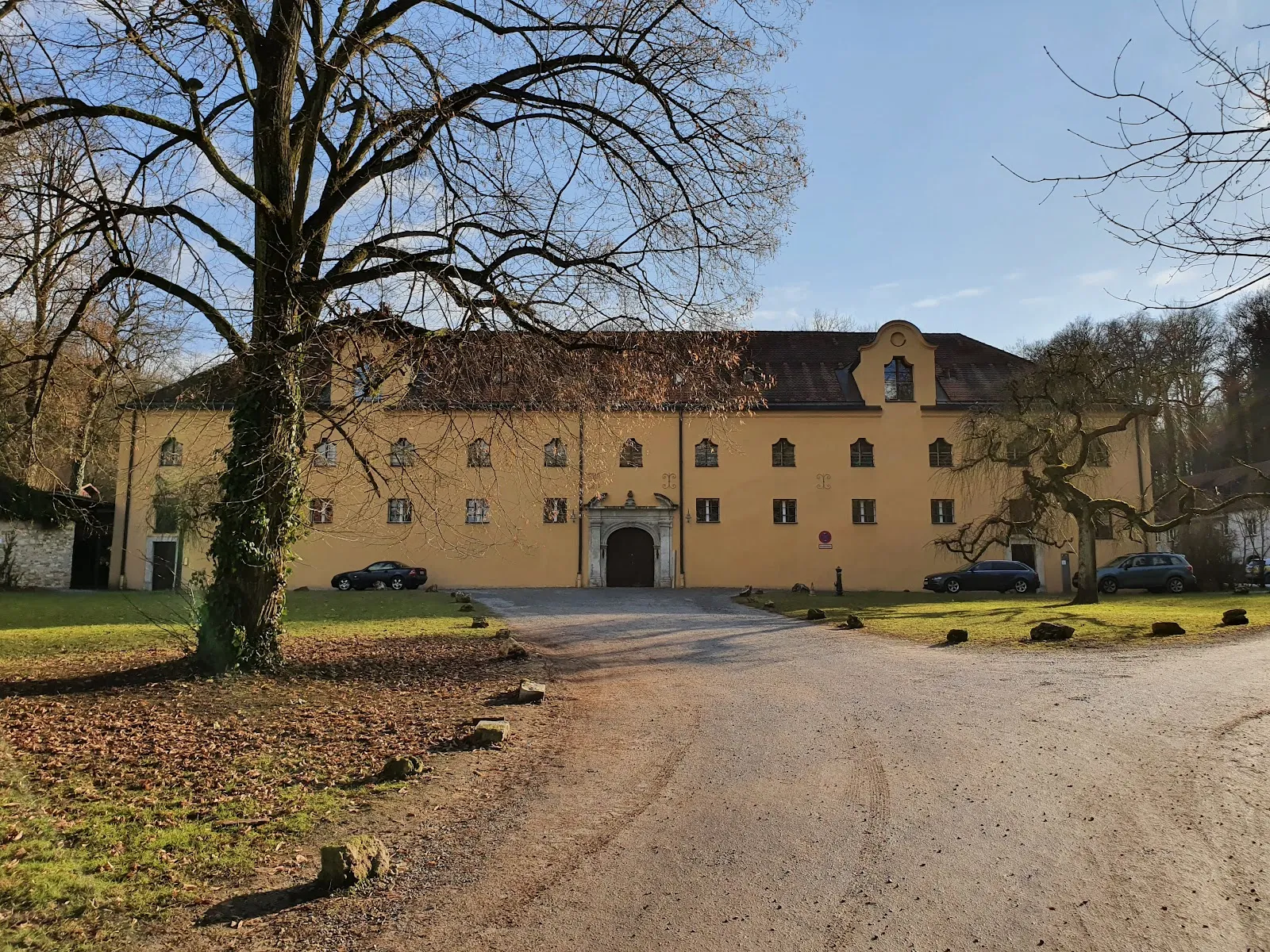 Вид на фасад аббатства Прюфенинг