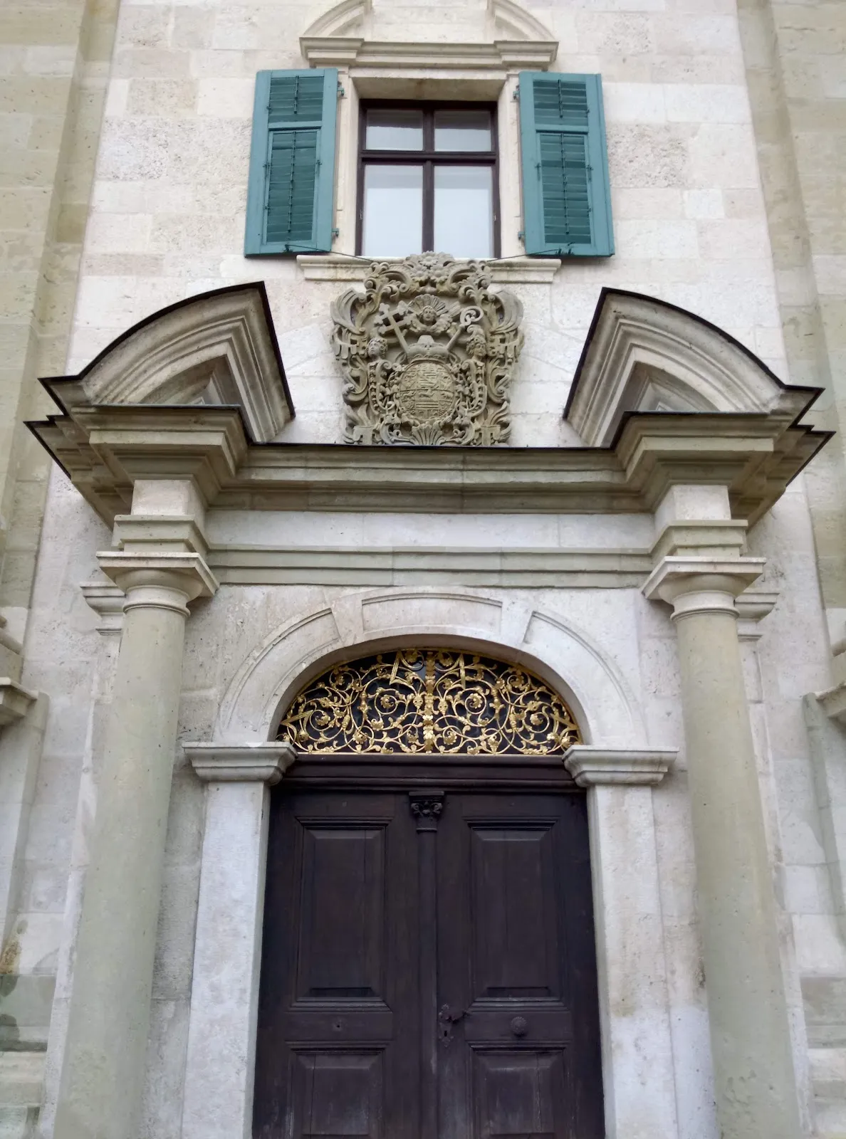 Вид на фасад аббатства Прюфенинг