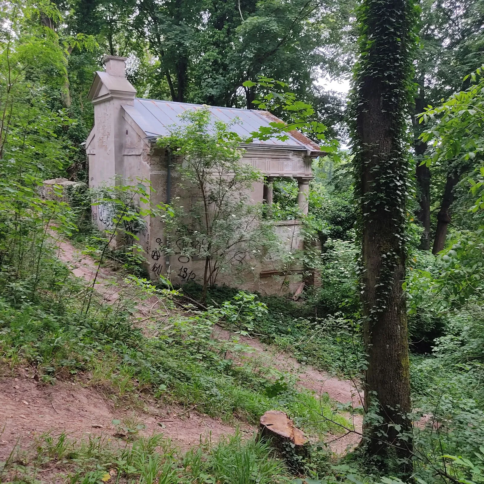 Вид на фасад аббатства Прюфенинг