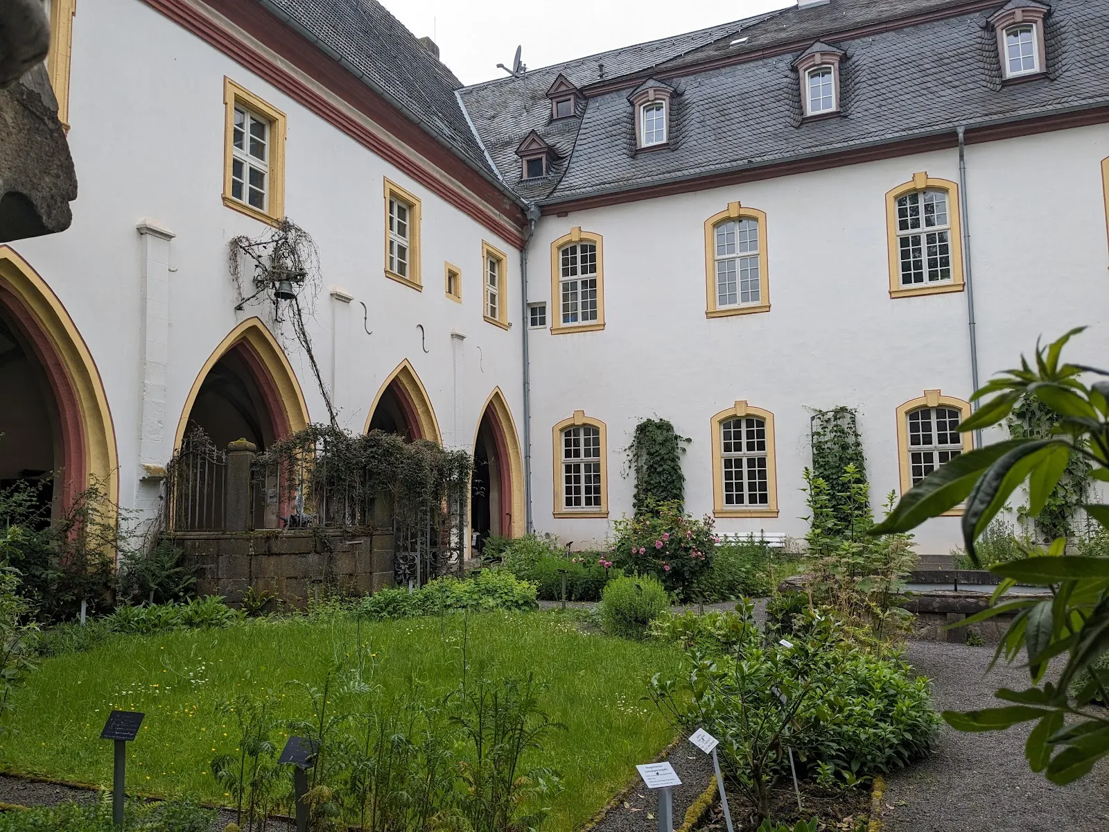 Вид на историческое здание Аббатства Роммерсдорф