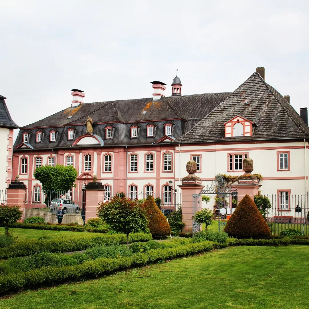 Вид на историческое здание Аббатства Роммерсдорф