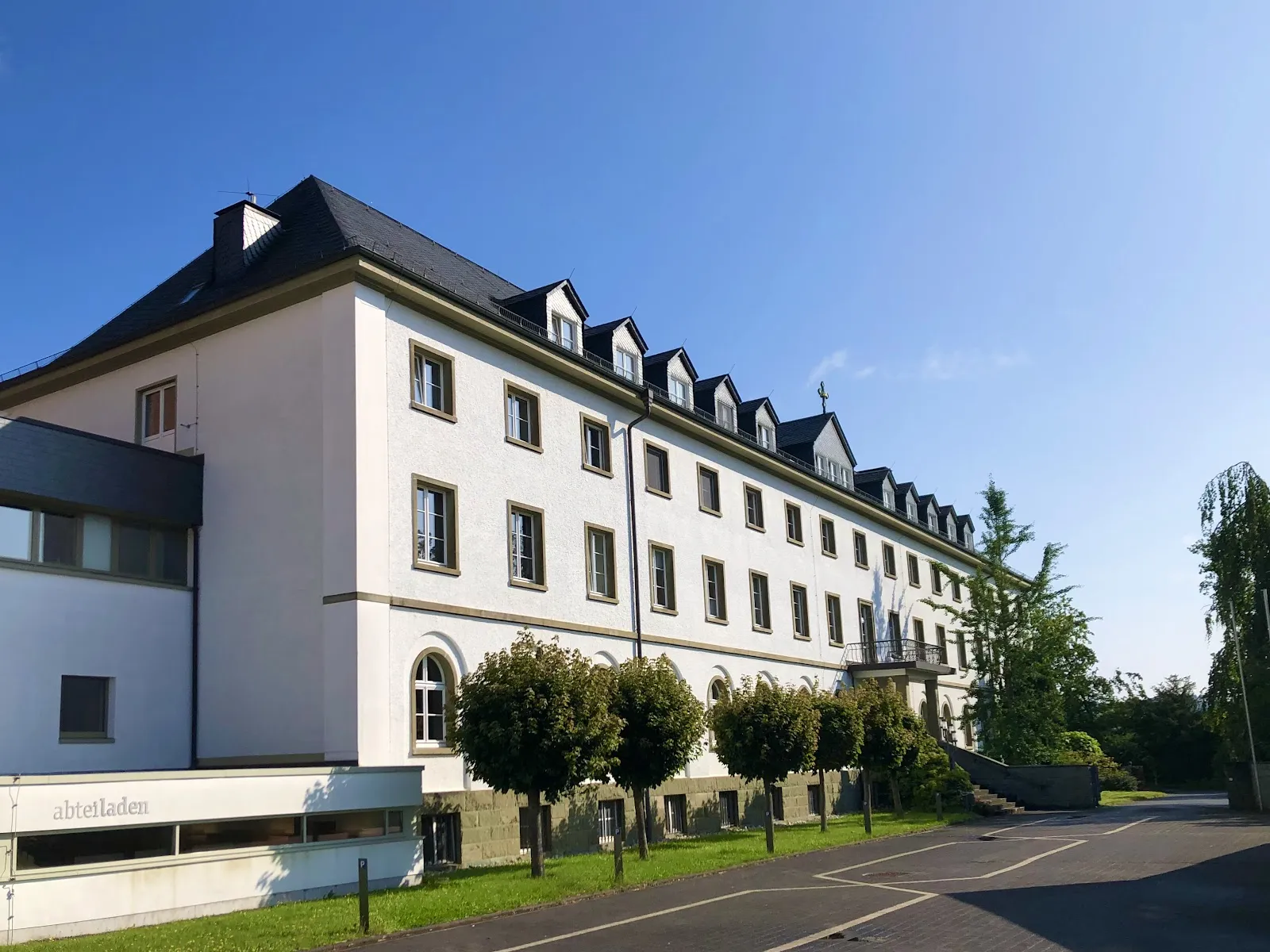 Вид на Аббатство Святого Бенедикта в Мешеде, Германия