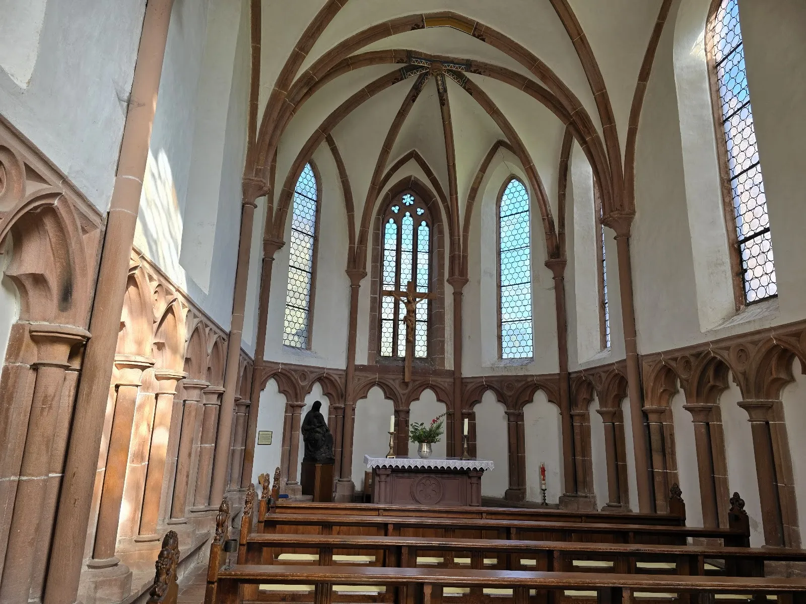 Руины аббатства Тенненбах на фоне зелени