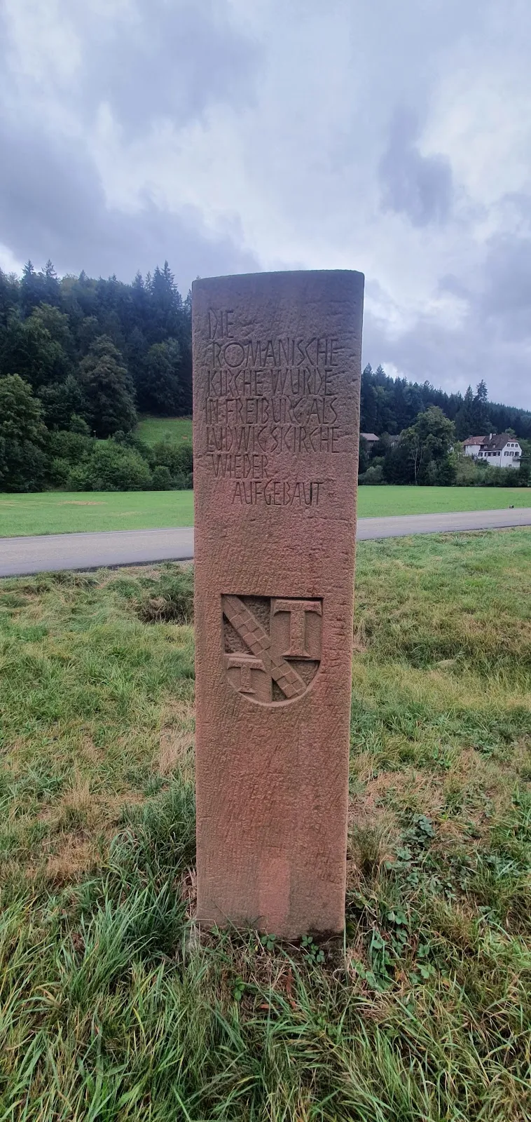 Руины аббатства Тенненбах на фоне зелени