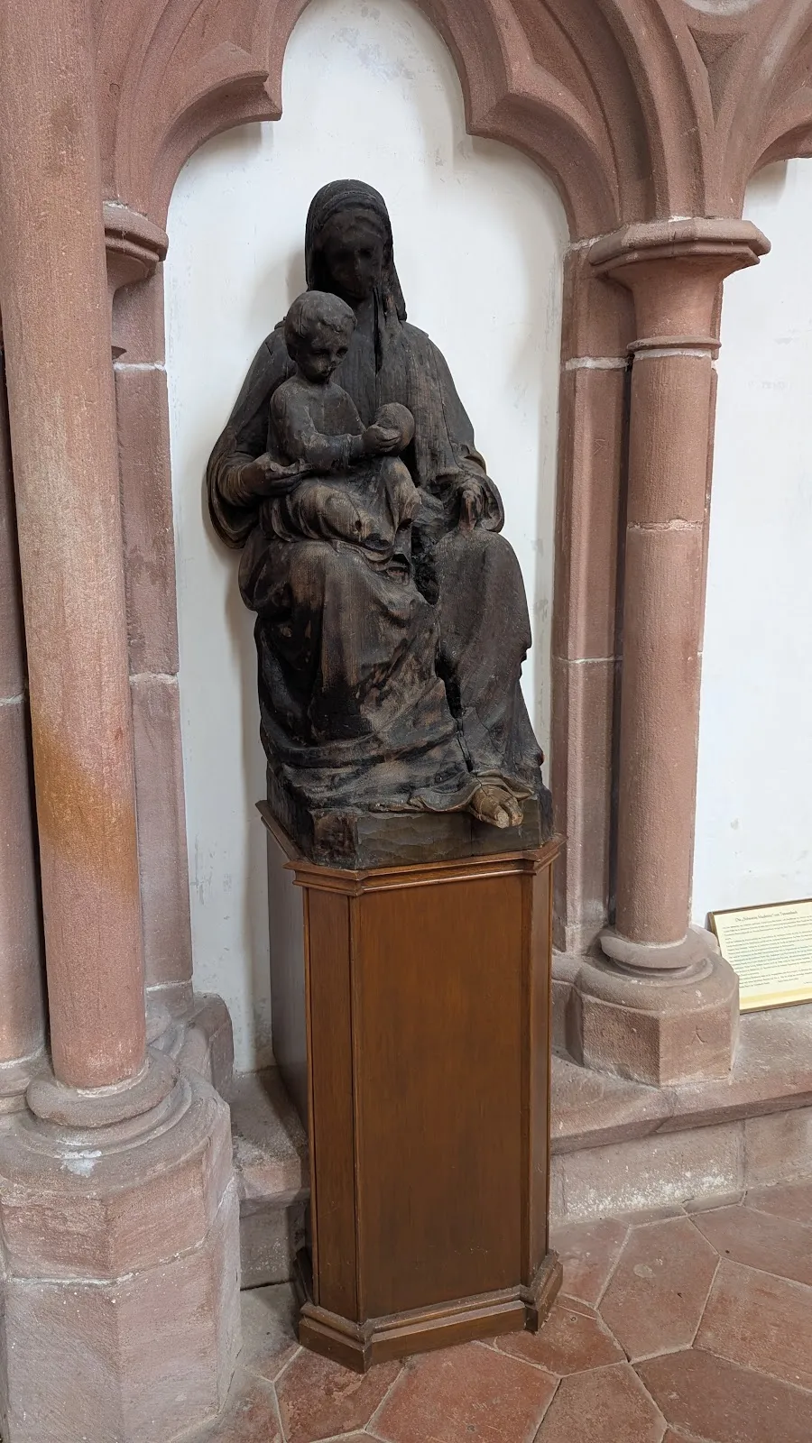 Руины аббатства Тенненбах на фоне зелени