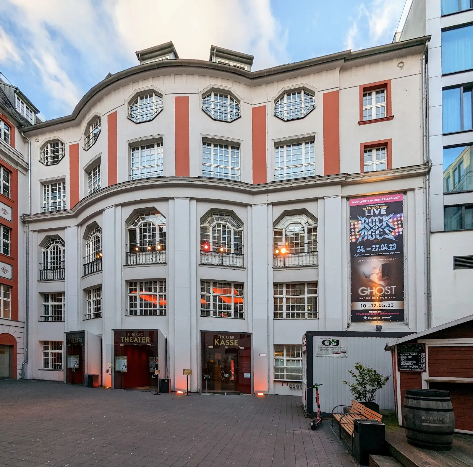 Здание Адмиралспаласт в Берлине