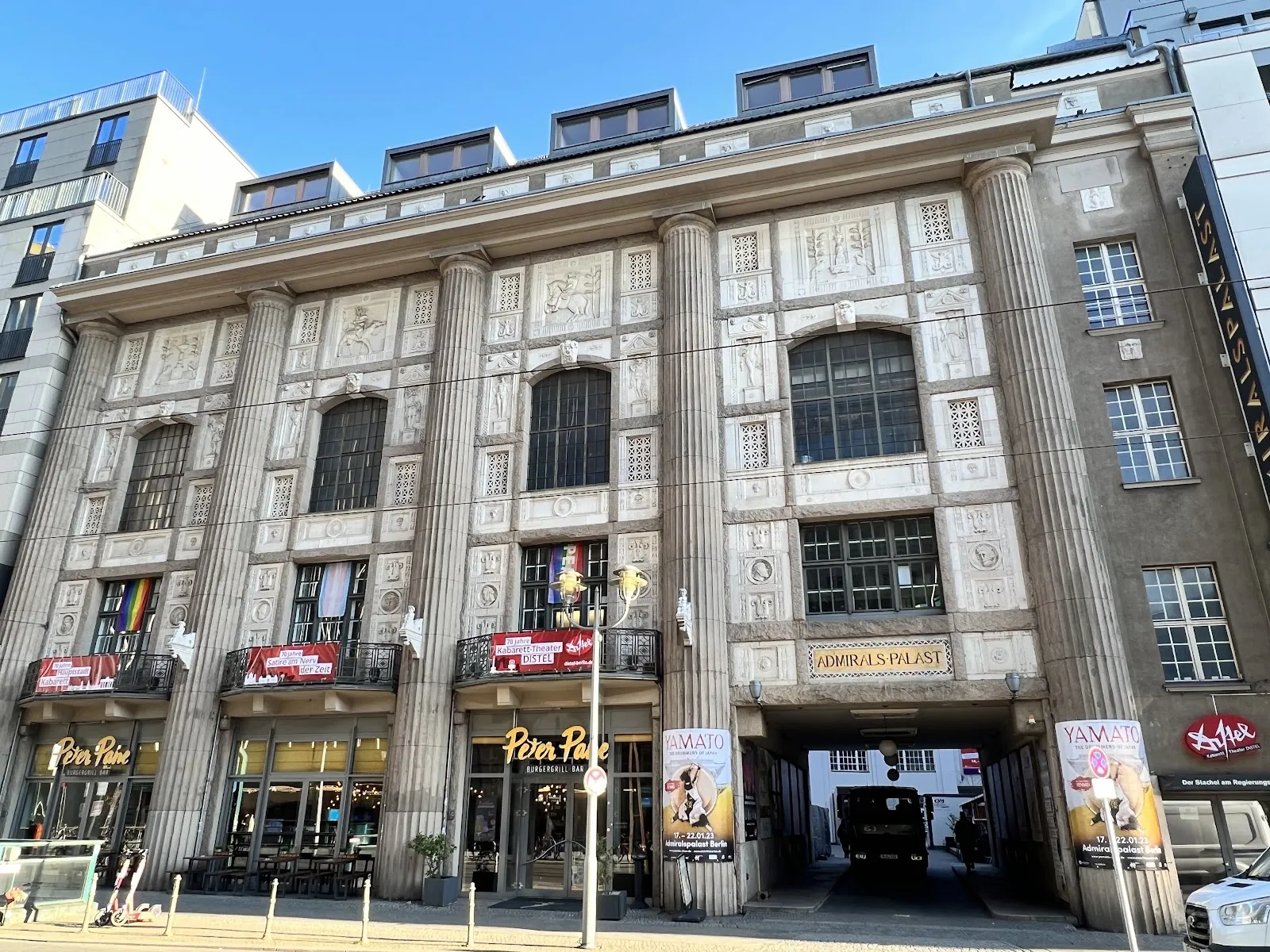Здание Адмиралспаласт в Берлине