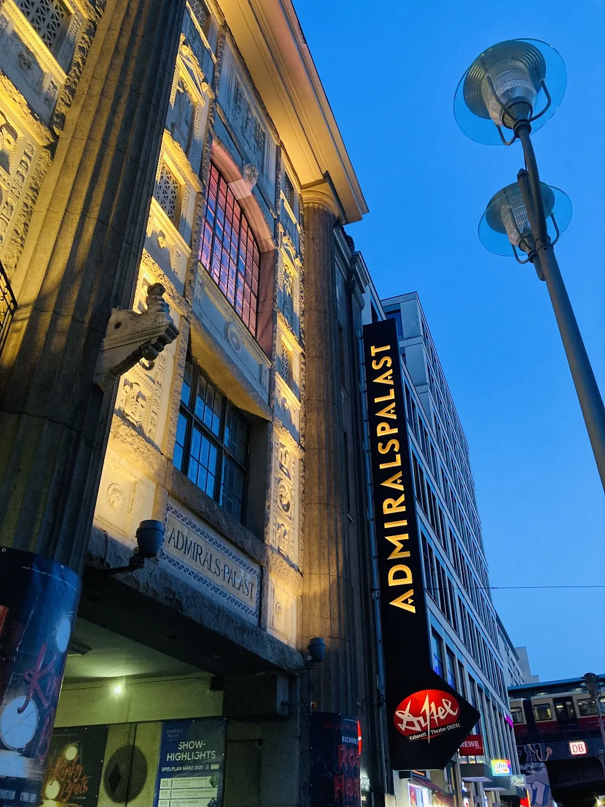Здание Адмиралспаласт в Берлине