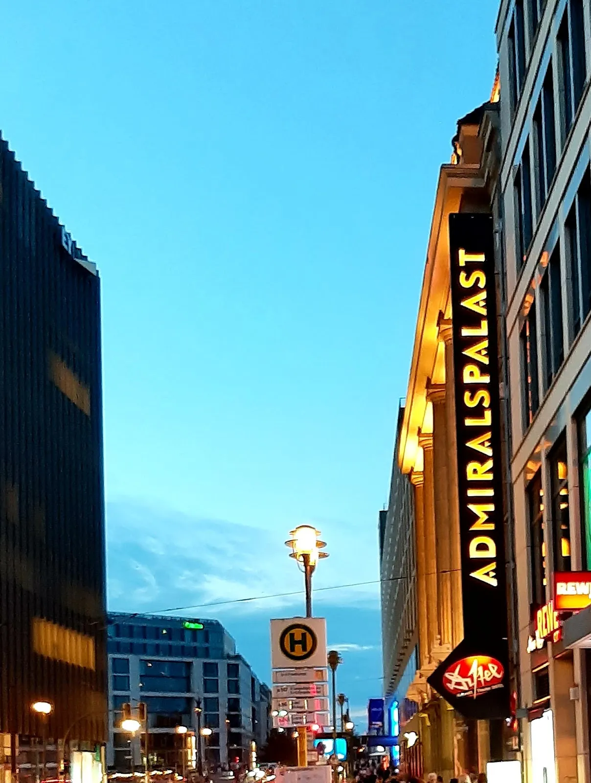 Здание Адмиралспаласт в Берлине