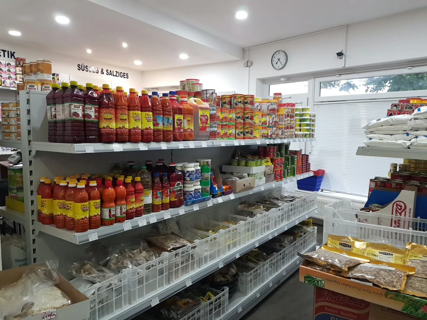 Витрина магазина AfricShopping с африканскими товарами