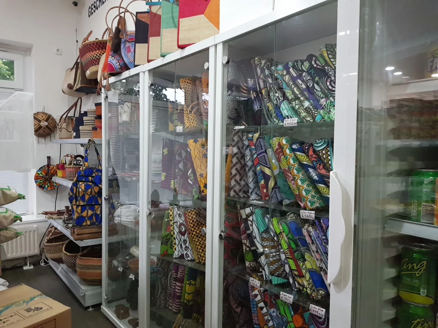 Витрина магазина AfricShopping с африканскими товарами