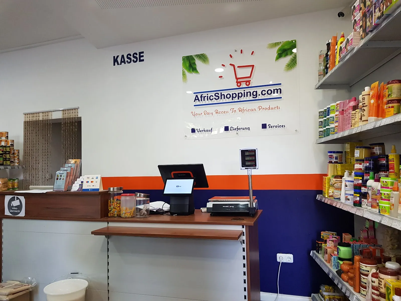 Витрина магазина AfricShopping с африканскими товарами