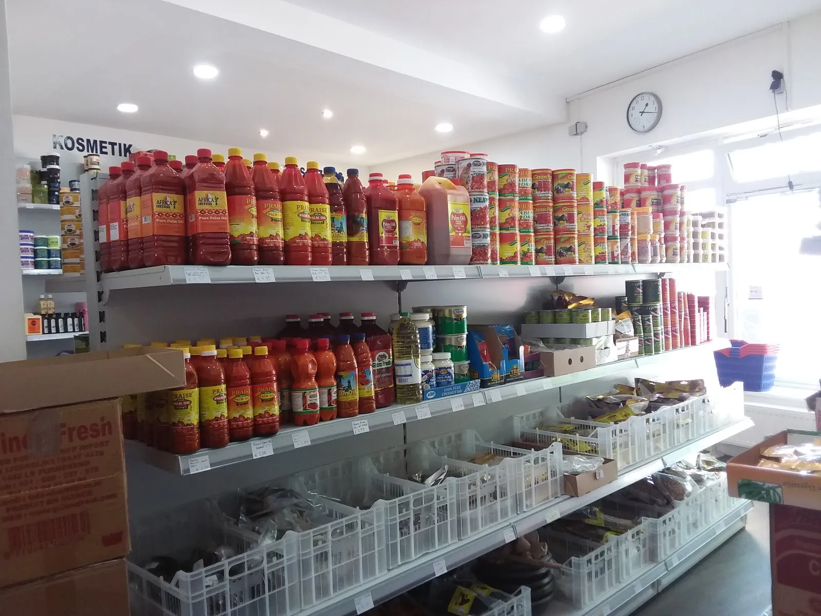 Витрина магазина AfricShopping с африканскими товарами