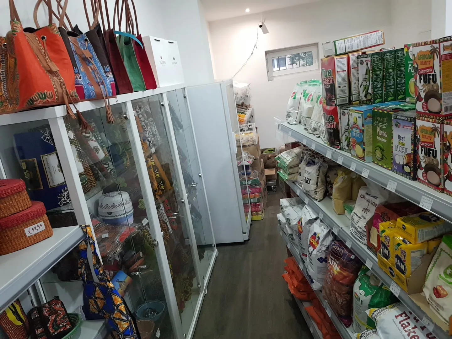 Витрина магазина AfricShopping с африканскими товарами