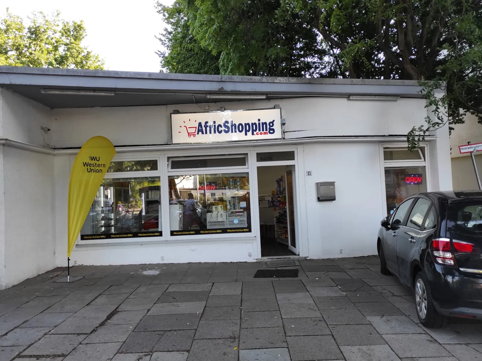 Витрина магазина AfricShopping с африканскими товарами