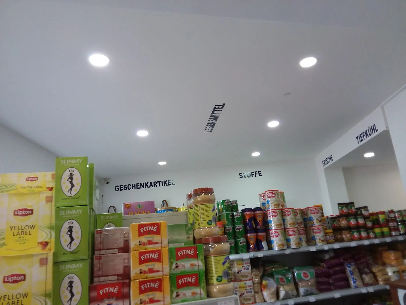 Витрина магазина AfricShopping с африканскими товарами