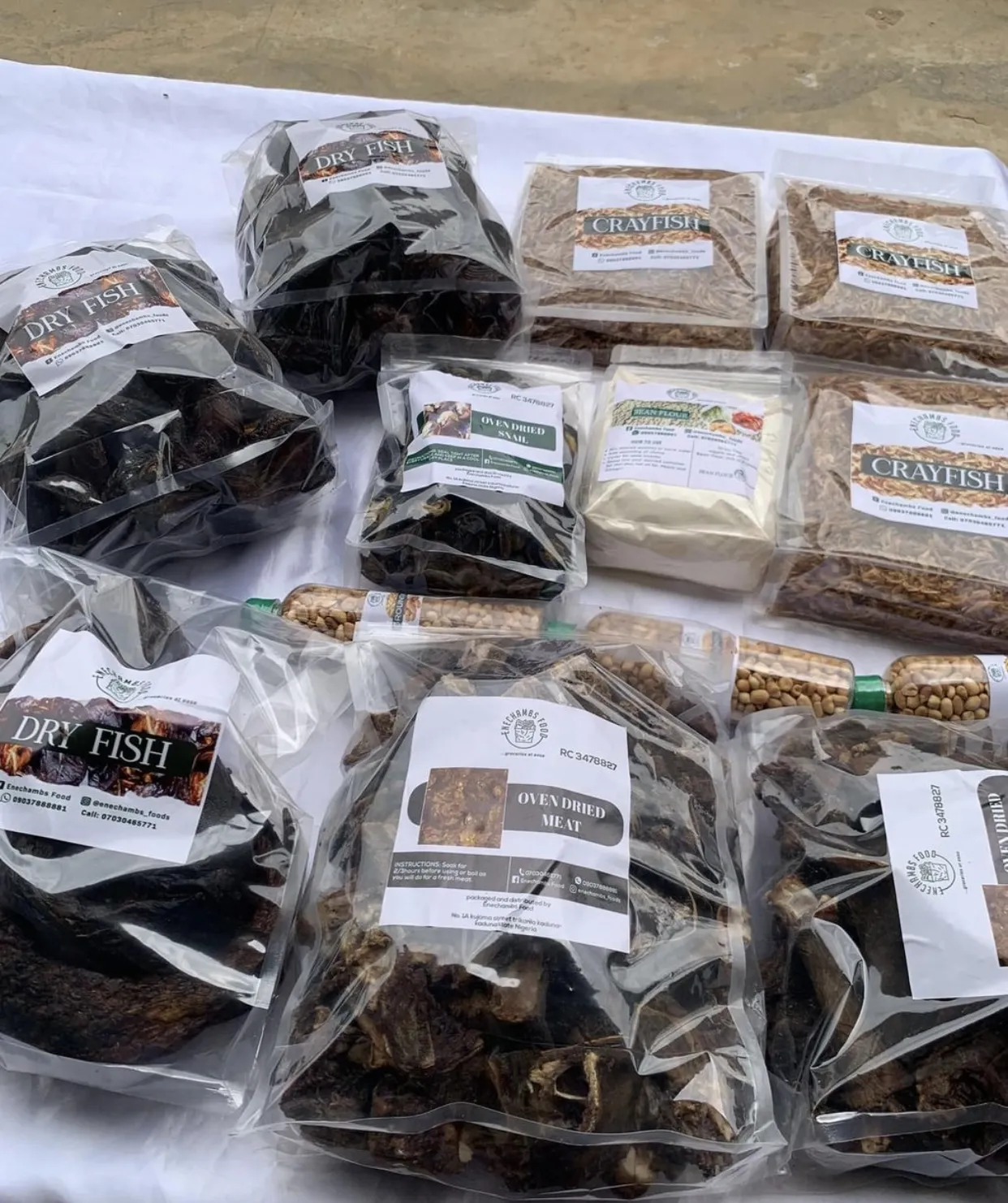 Витрина магазина AfricShopping с африканскими товарами