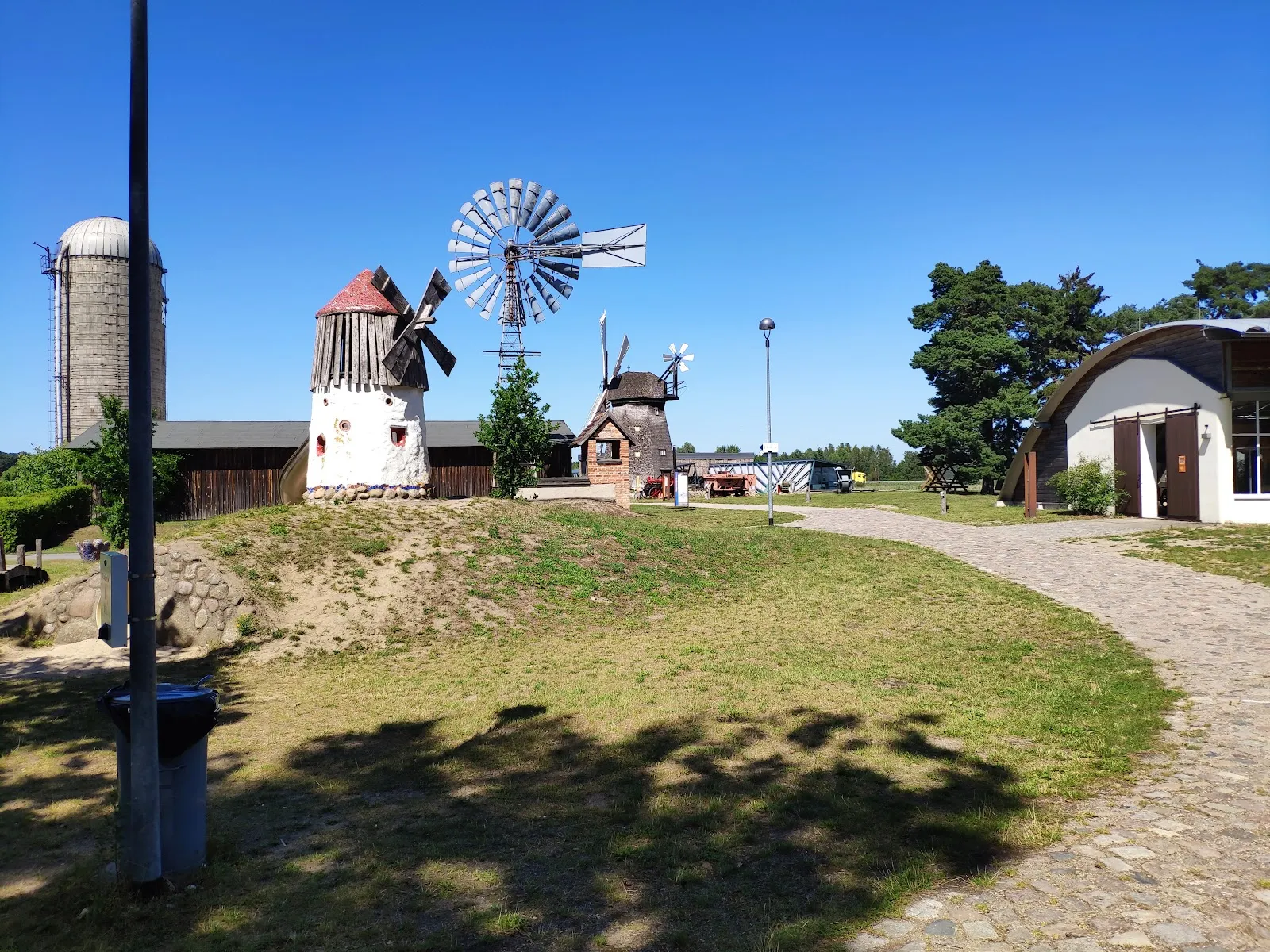 Экспозиция старинной сельскохозяйственной техники в музее Агронеум Альт-Шверин.