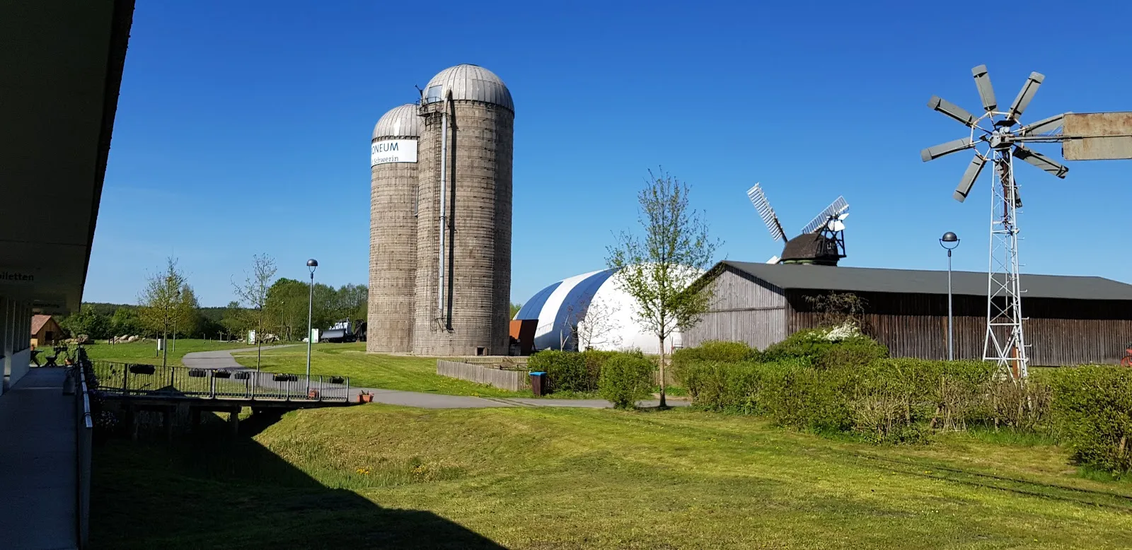 Экспозиция старинной сельскохозяйственной техники в музее Агронеум Альт-Шверин.