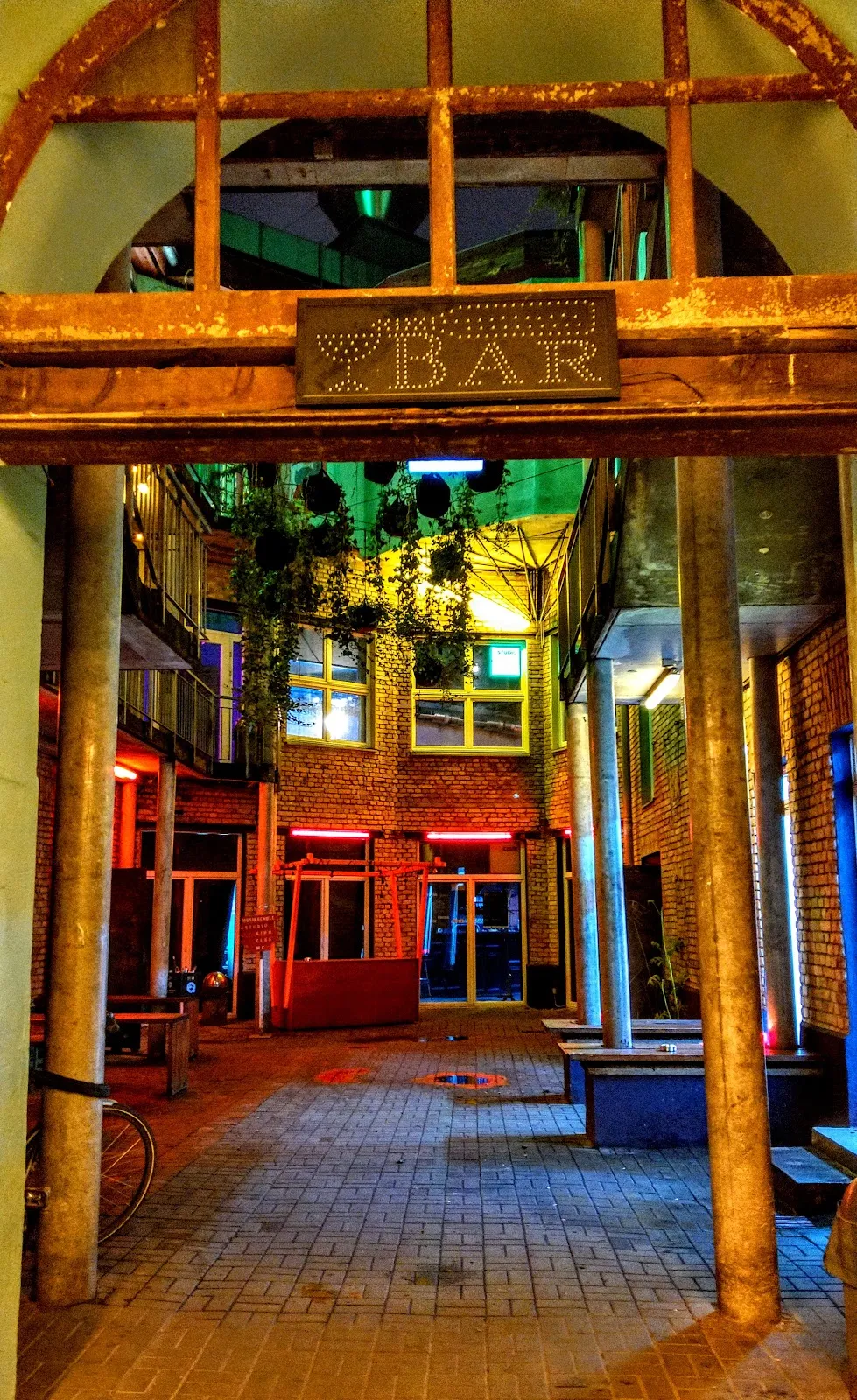 АКУД МАХТ НЕУ