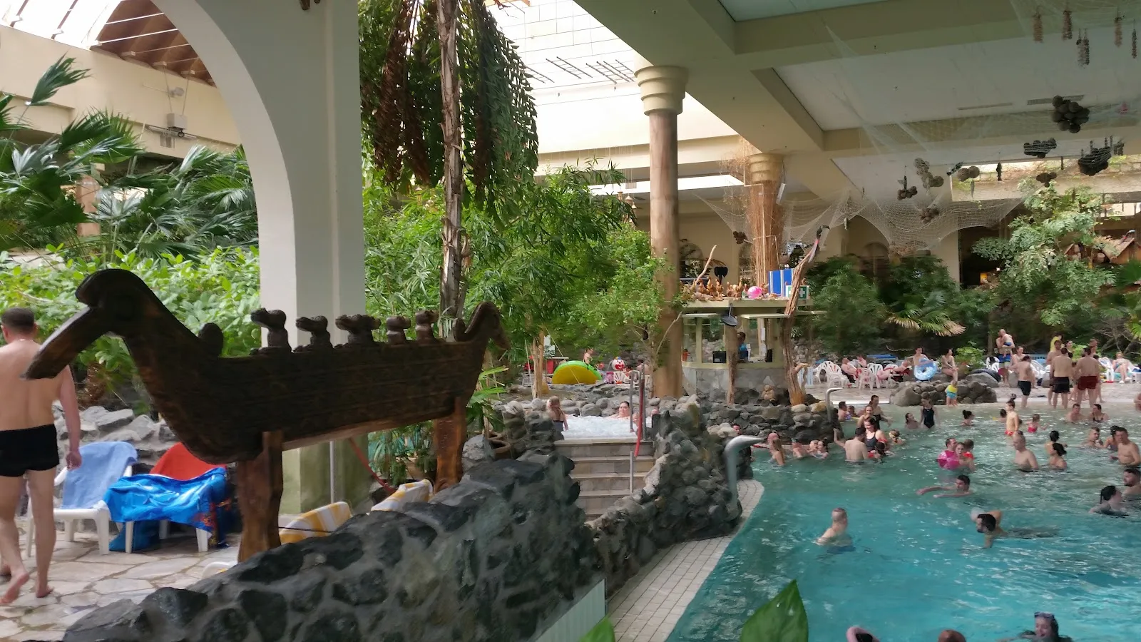 Водные горки и бассейны в аквапарке Aqua Mundo, Медебах, Германия