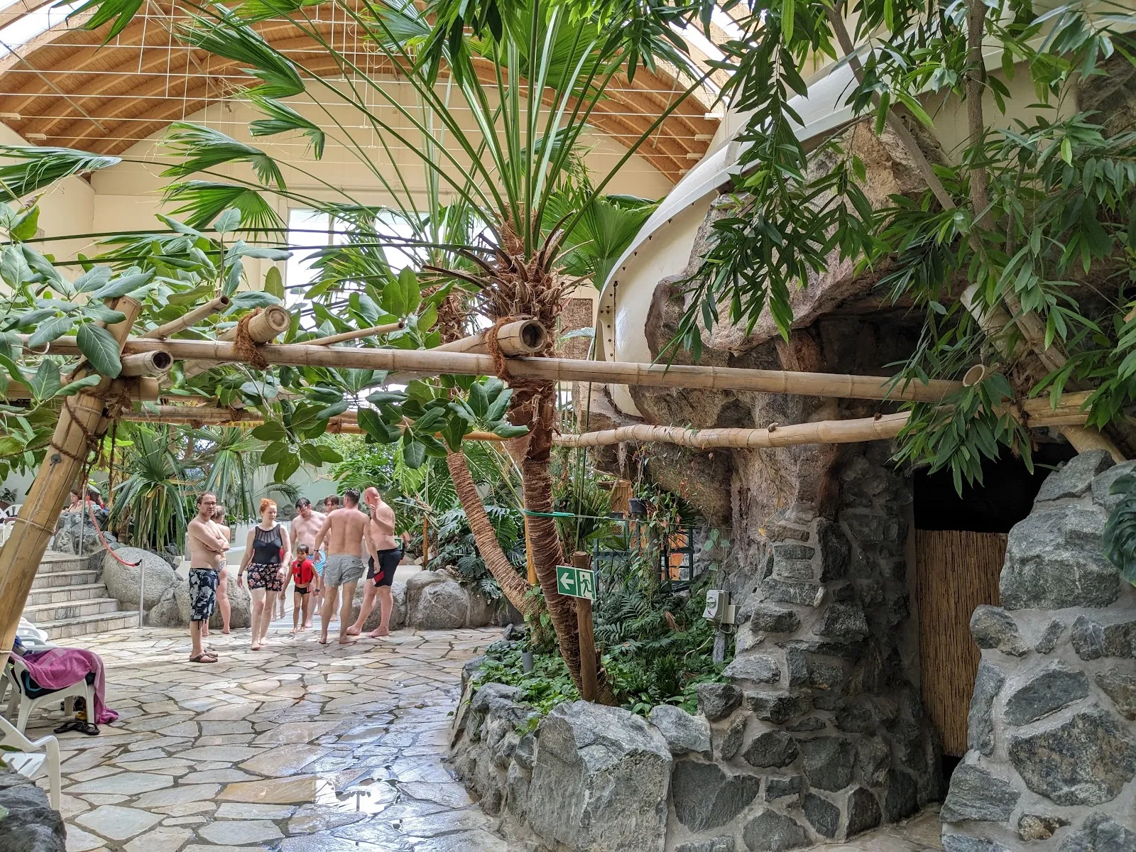 Водные горки и бассейны в аквапарке Aqua Mundo, Медебах, Германия