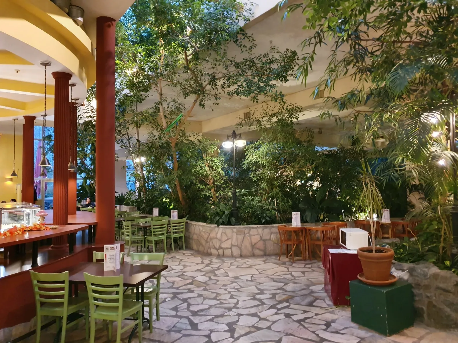 Водные горки и бассейны в аквапарке Aqua Mundo, Медебах, Германия