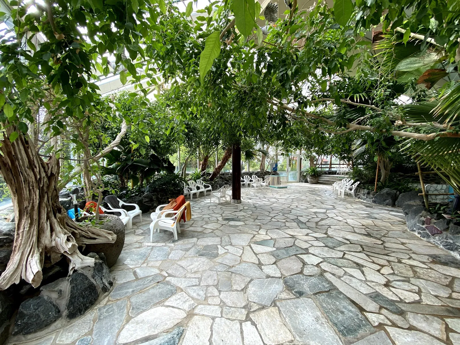 Водные горки и бассейны в аквапарке Aqua Mundo, Медебах, Германия