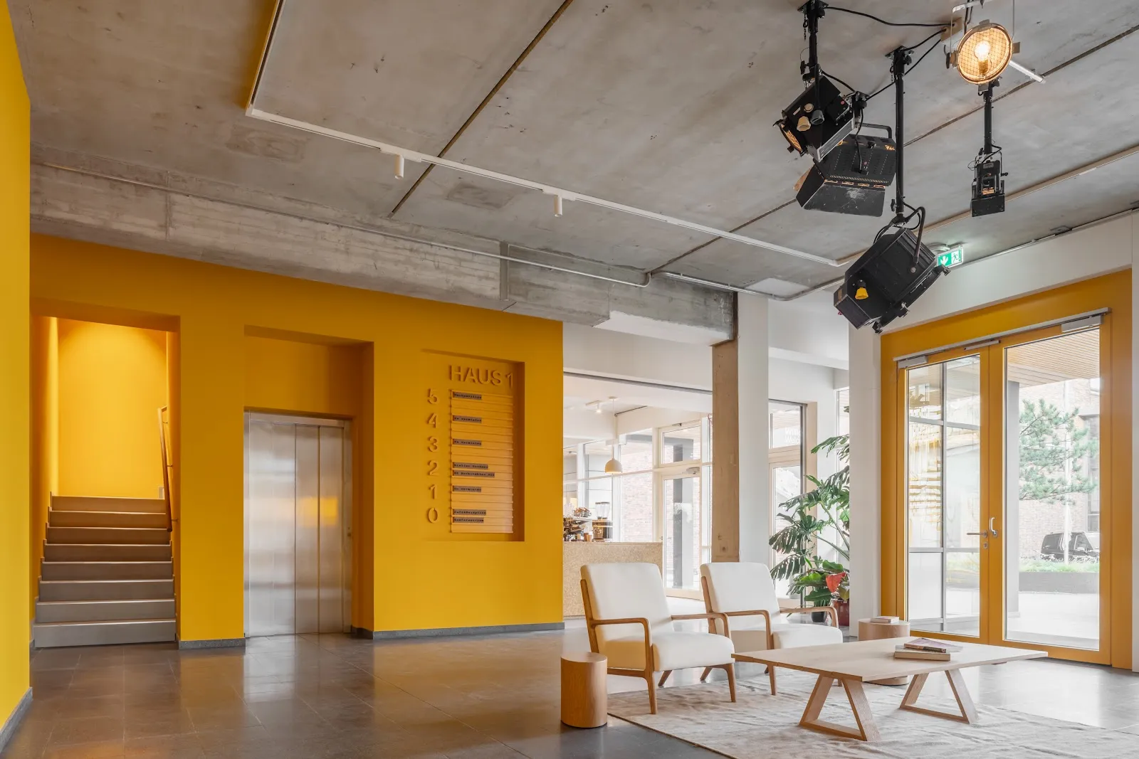 Зеленый парк Atelier Gardens в Берлине с цветами и деревьями