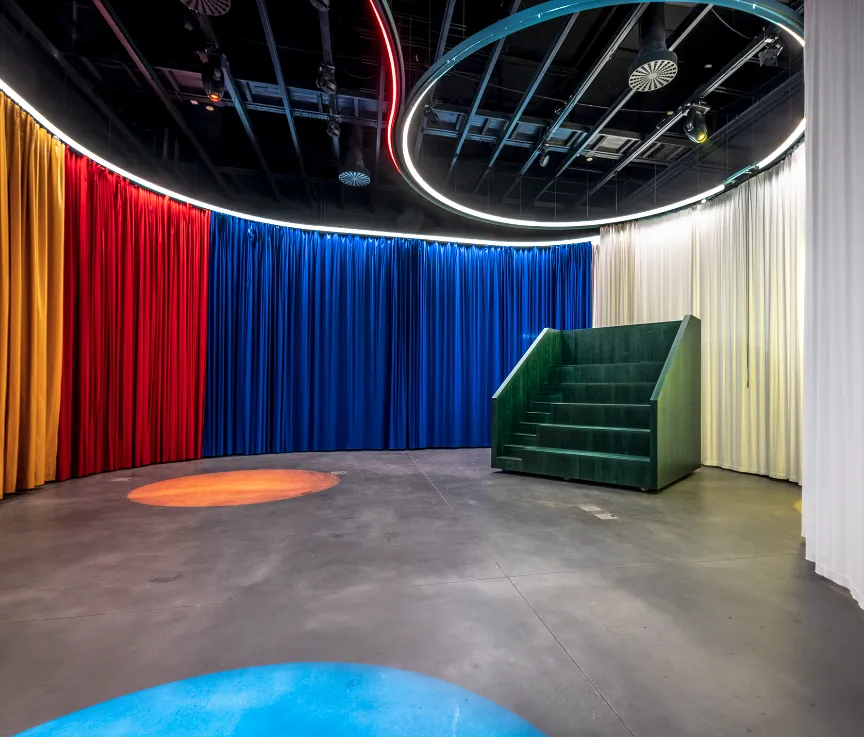 Зеленый парк Atelier Gardens в Берлине с цветами и деревьями