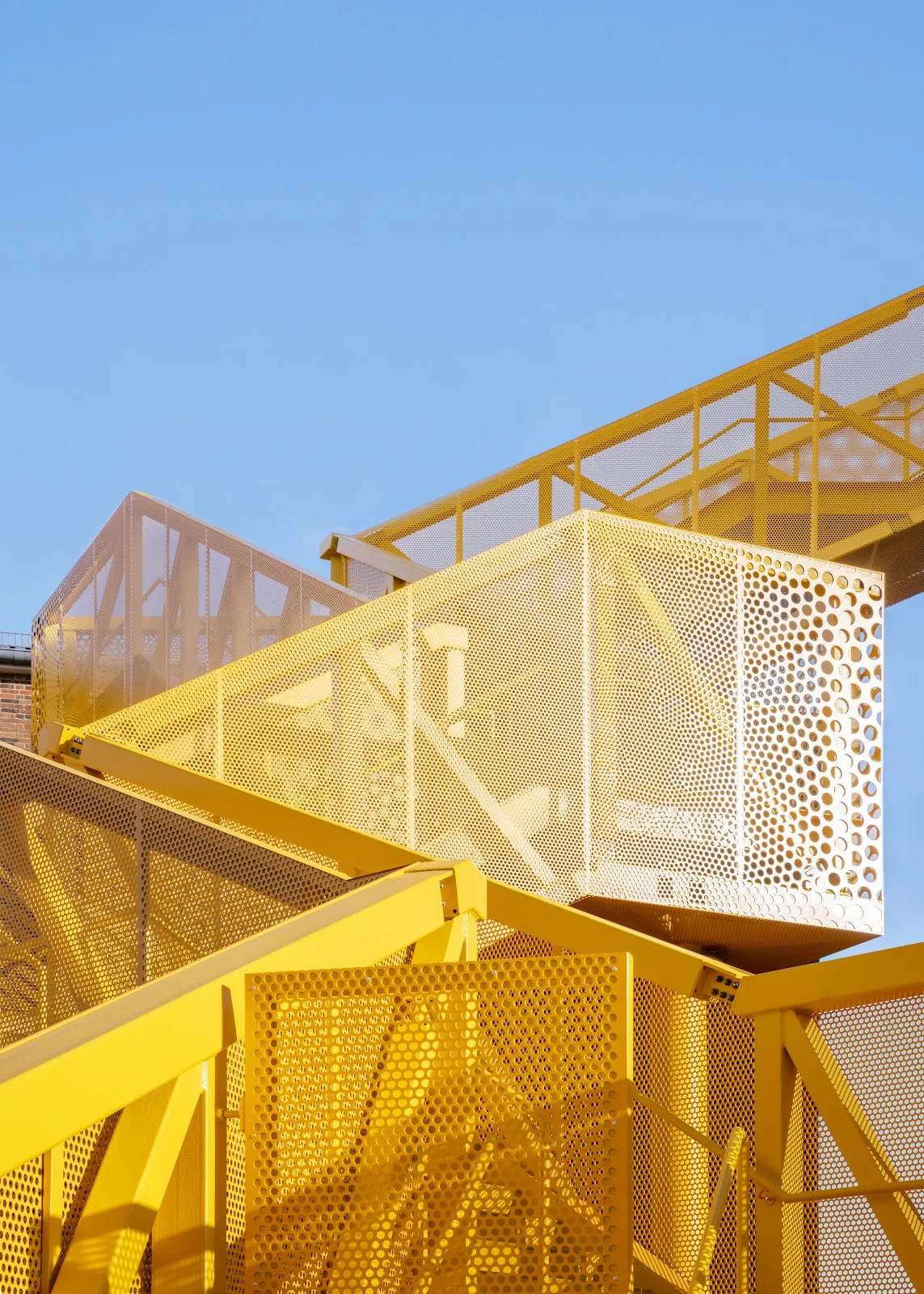 Зеленый парк Atelier Gardens в Берлине с цветами и деревьями