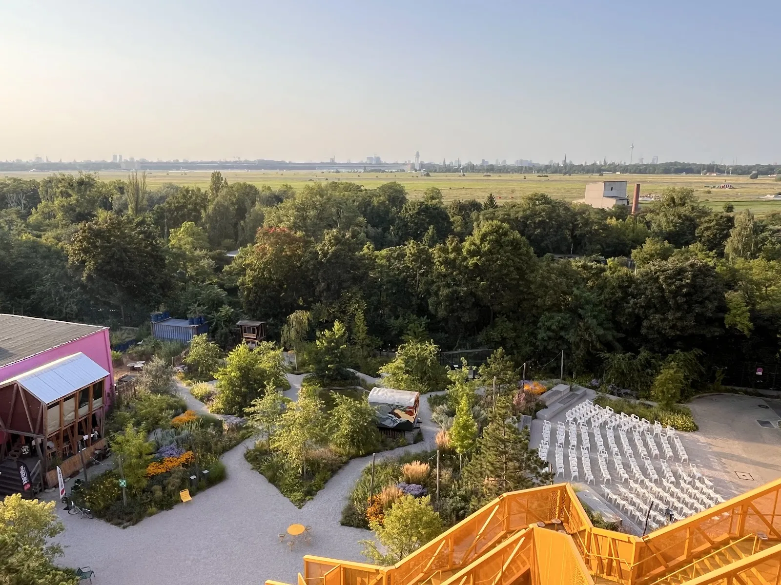 Зеленый парк Atelier Gardens в Берлине с цветами и деревьями