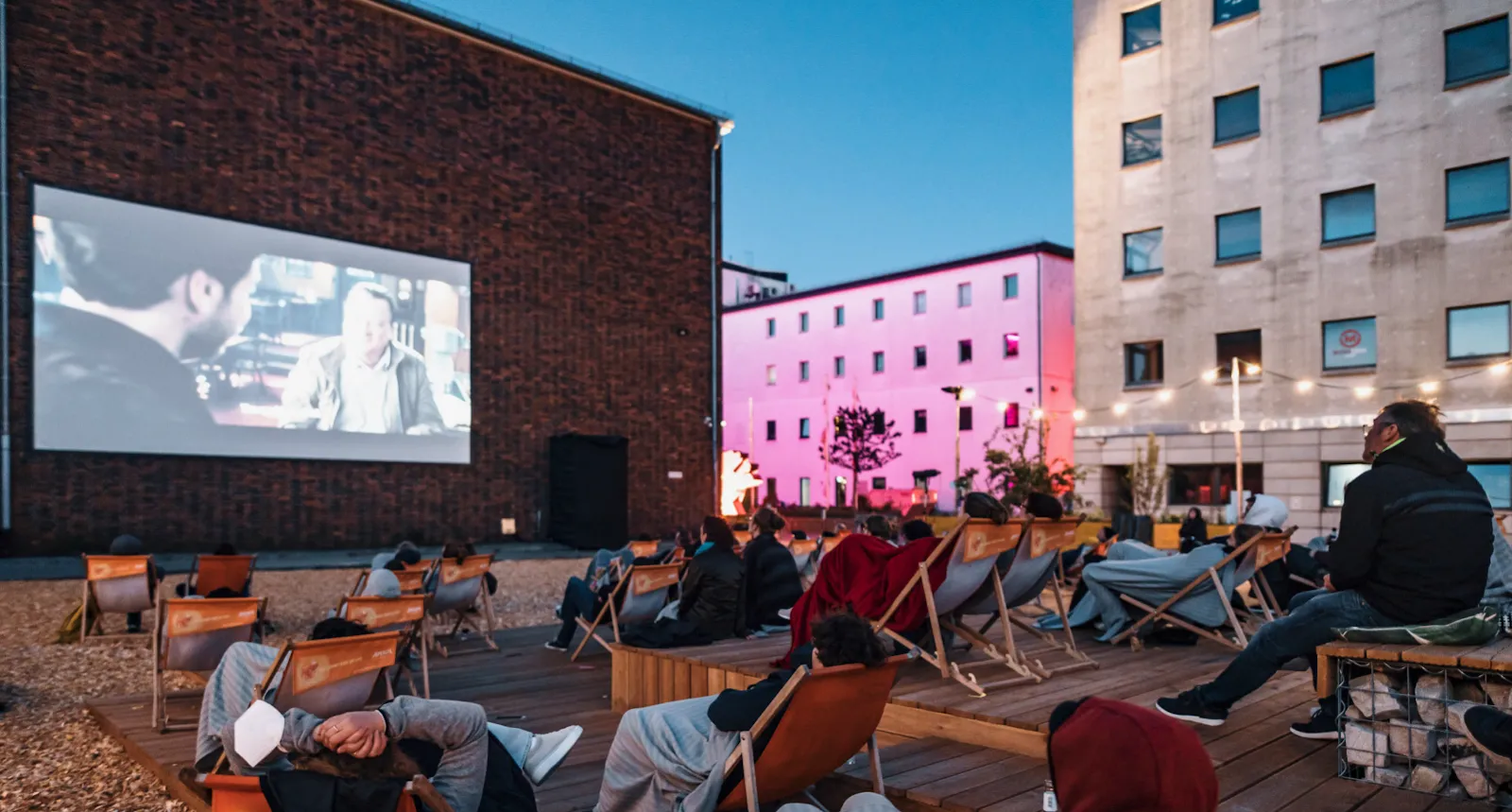 Зеленый парк Atelier Gardens в Берлине с цветами и деревьями