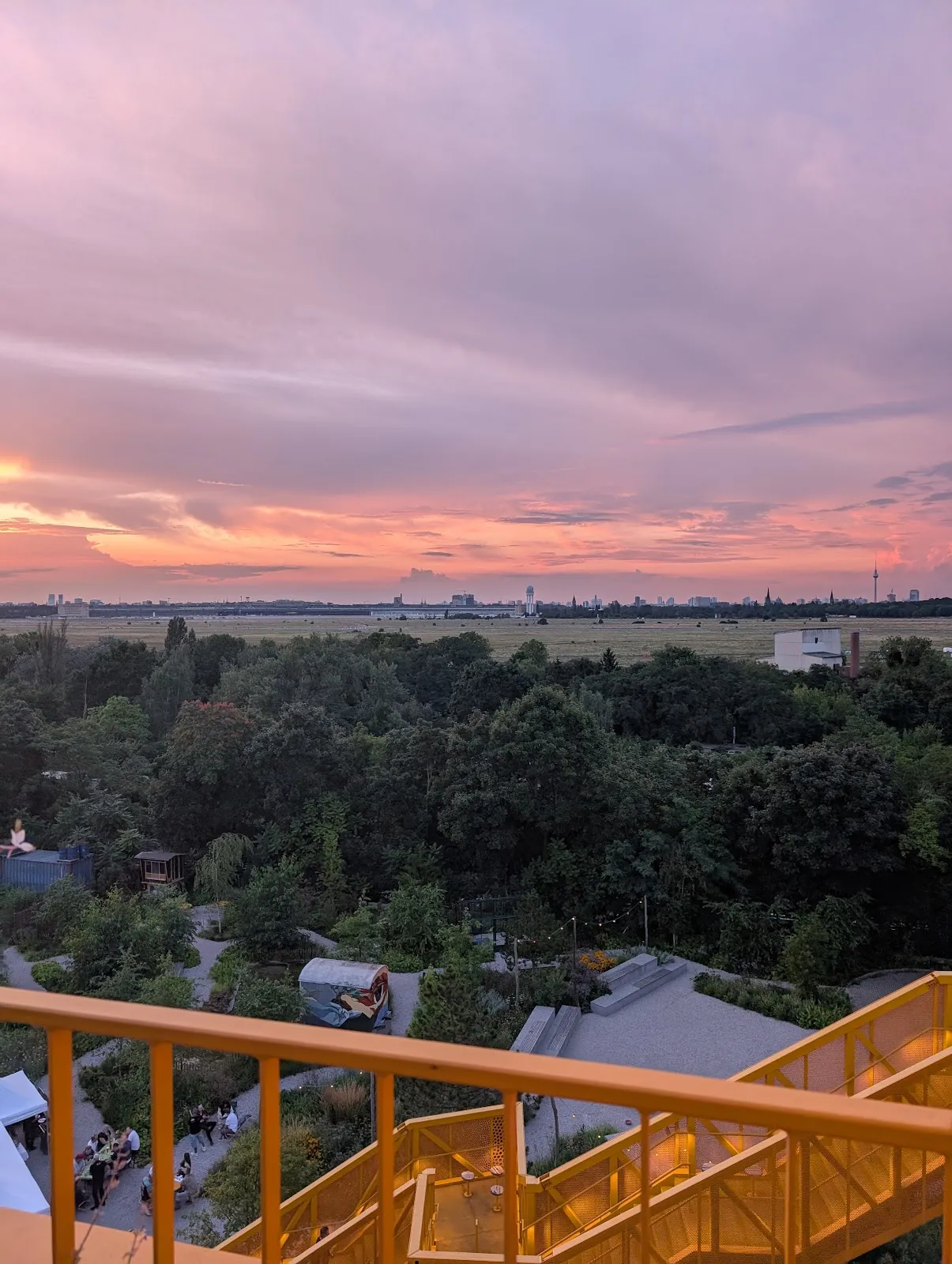 Зеленый парк Atelier Gardens в Берлине с цветами и деревьями