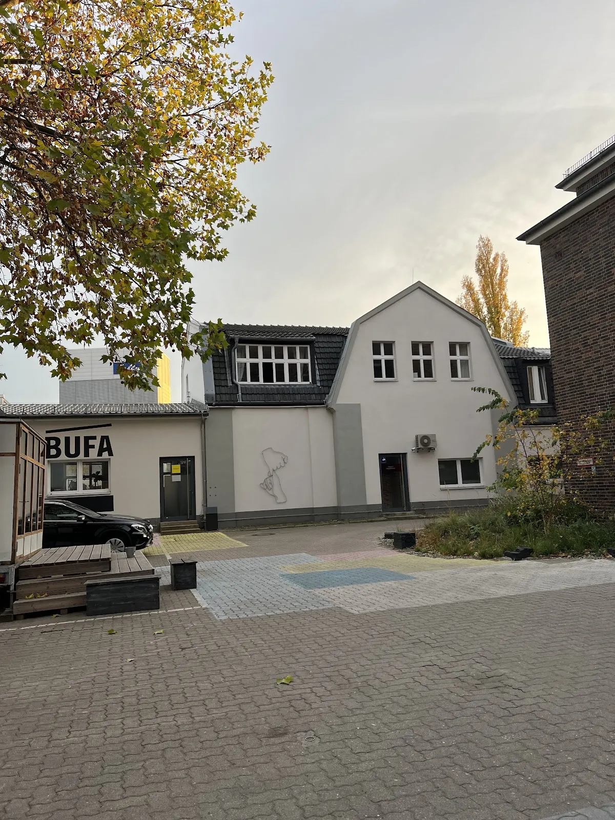 Зеленый парк Atelier Gardens в Берлине с цветами и деревьями