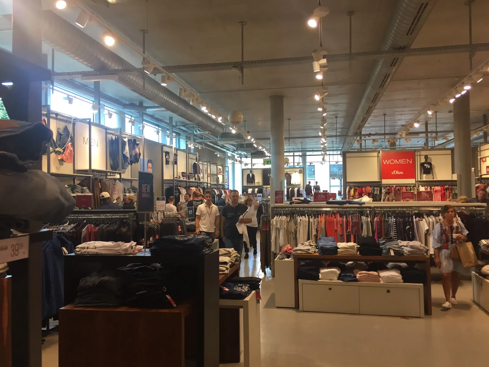 Фасад здания Outletcity Metzingen