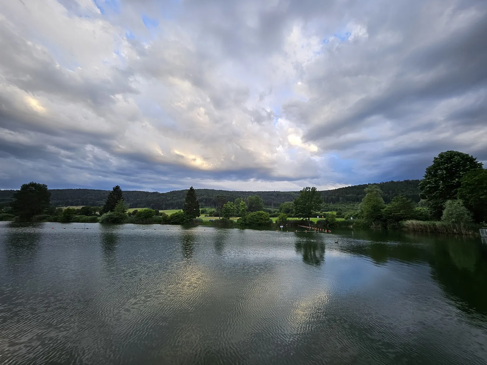 Вид на озеро Бадезе Плюдерхаузен с зелеными берегами