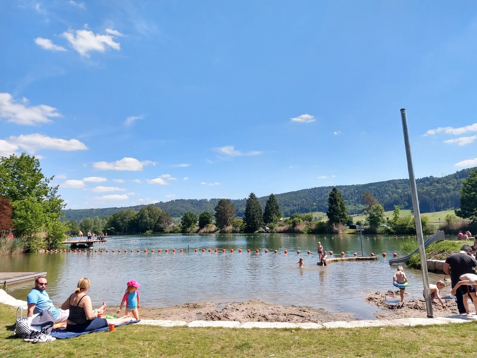 Вид на озеро Бадезе Плюдерхаузен с зелеными берегами