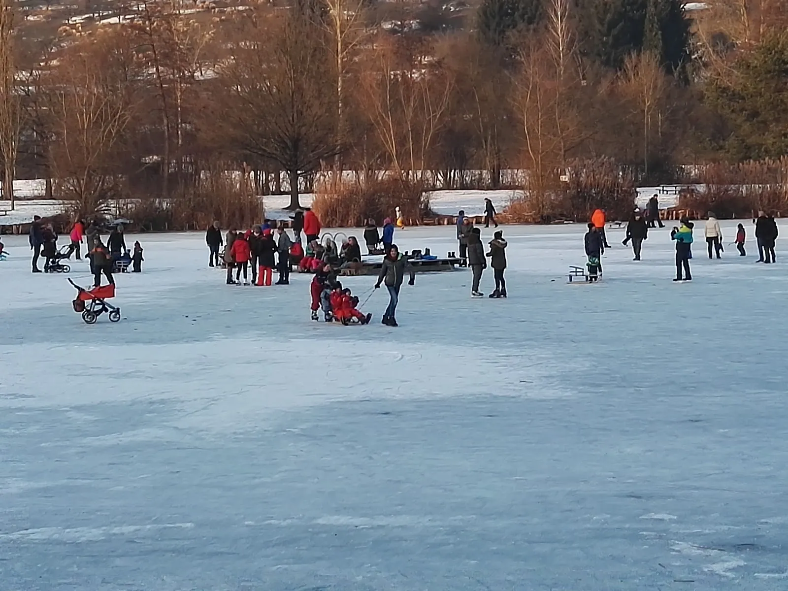 Вид на озеро Бадезе Плюдерхаузен с зелеными берегами