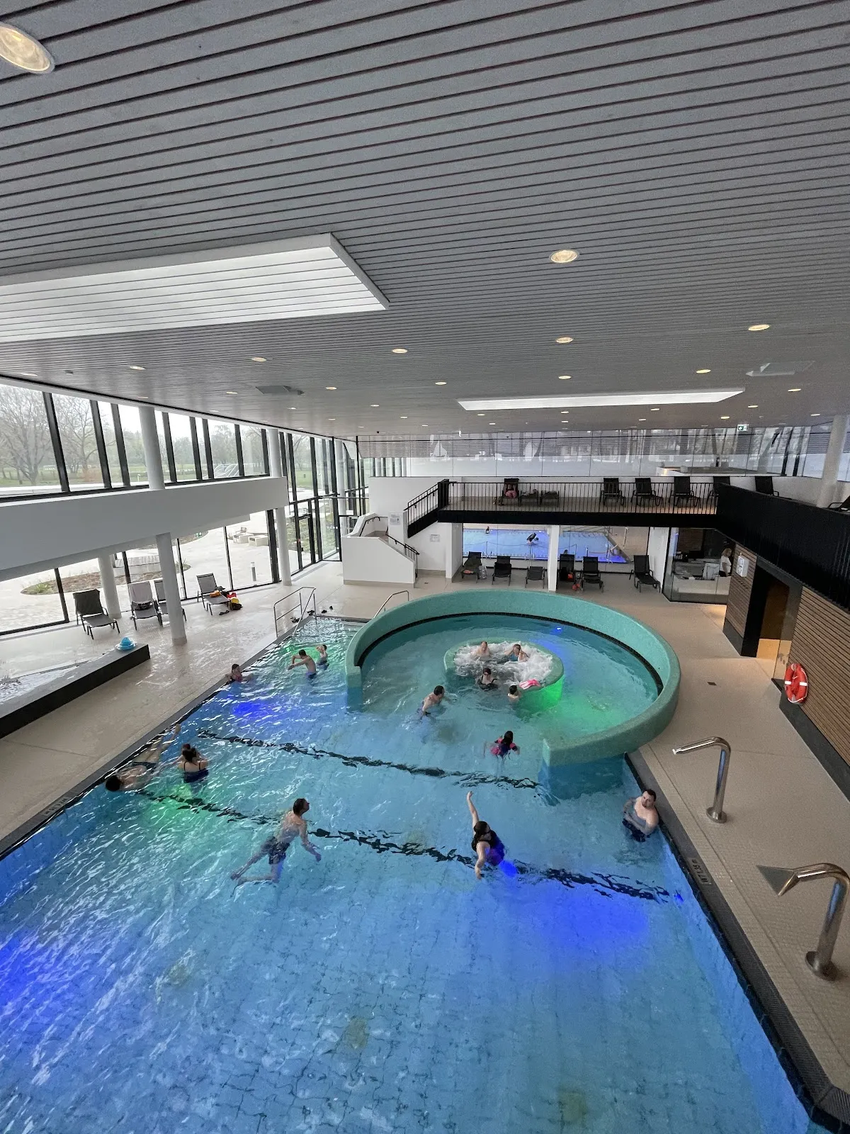 Здание Бадпарка Гарбсен с плавающими людьми