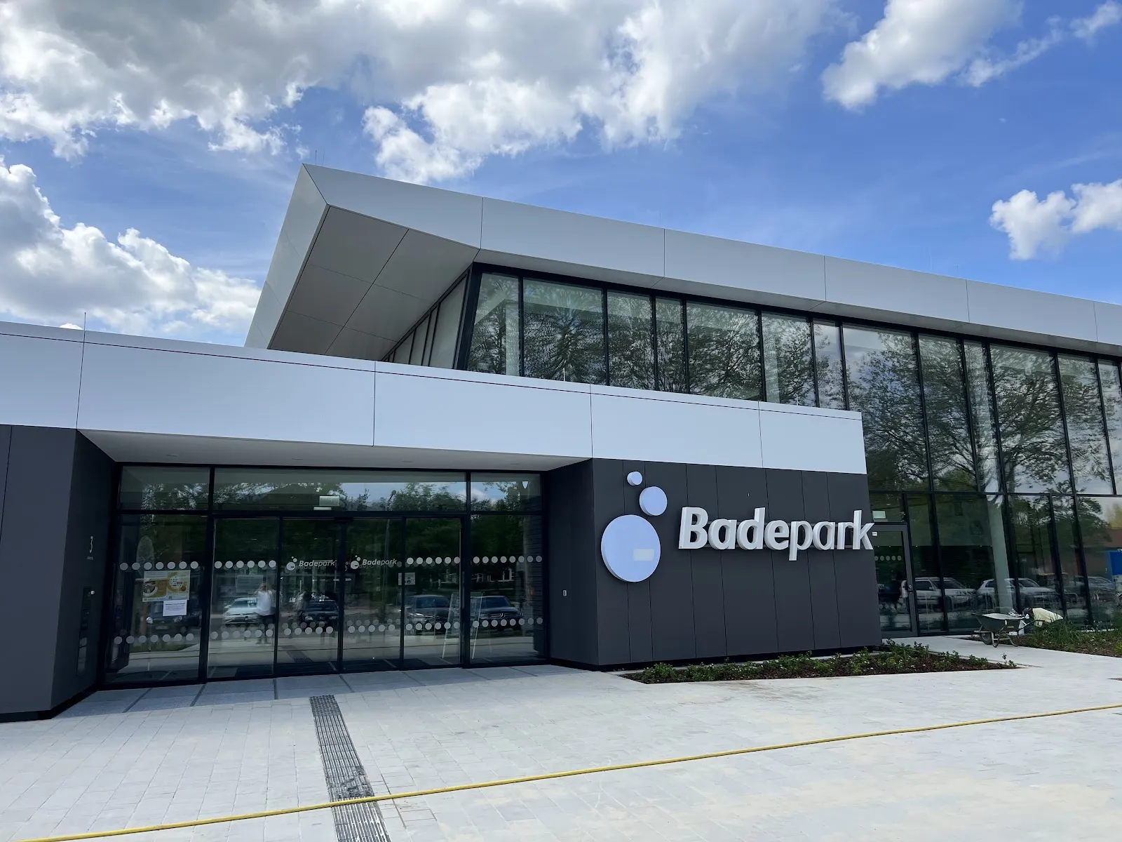 Здание Бадпарка Гарбсен с плавающими людьми